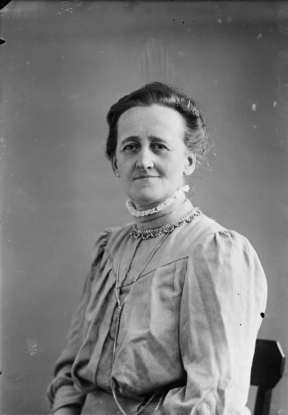 Portrett av Honoria Dietrichson, fotografert i 1913, med blondekrage og perlekjede