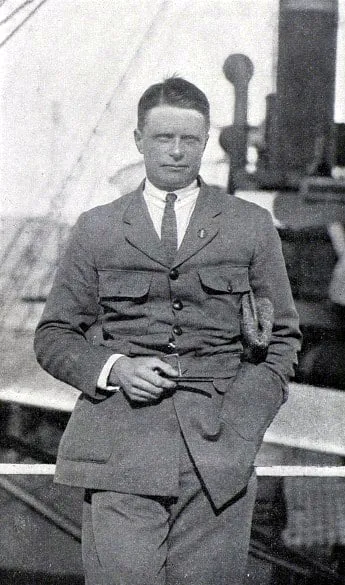 Portrett av Leif Dietrichson i uniform, stående på et skipsdekk